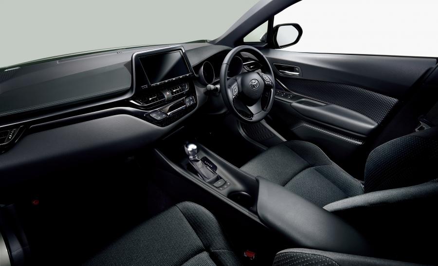 Интерьер Toyota C-HR 2016 года  (JP) (фото 8 из 18)